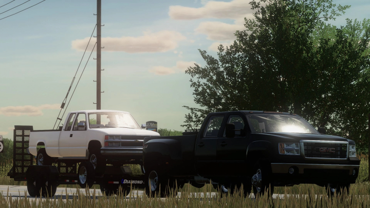 FS22 mods, Farming Simulator 22: 2010 GMC 3500HD bijgewerkt v1.0.0.0, zwarte vrachtwagen sleept een witte pickup op een aanhanger