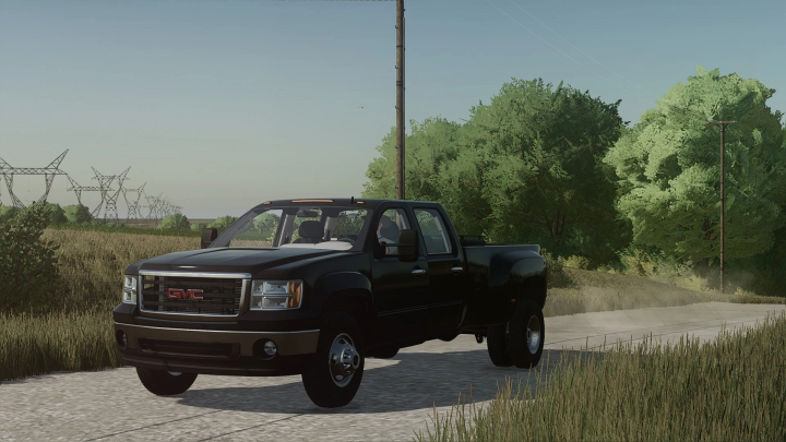 2010 GMC 3500HD vrachtwagenmod in FS22, rijdend op een landelijke weg omgeven door groen.