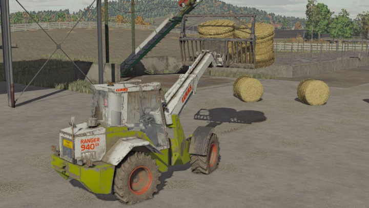 FS22 mod Claas Ranger 940 GX telehandler loading hay bales in Farming Simulator 22.