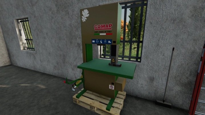 Comap lintzaag mod in FS22, groene en bruine zaag op houten pallet binnen.