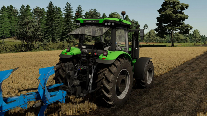 Deutz Fahr 6135C tractor mod in FS22, ploeg een veld met blauwe uitrusting, toont Farming Simulator 22 mods.