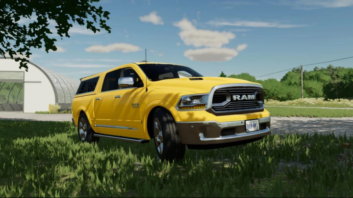 Mod de FS22 Dodge Ram 2016 en un entorno de granja, mostrando el color amarillo brillante y diseño del vehículo.