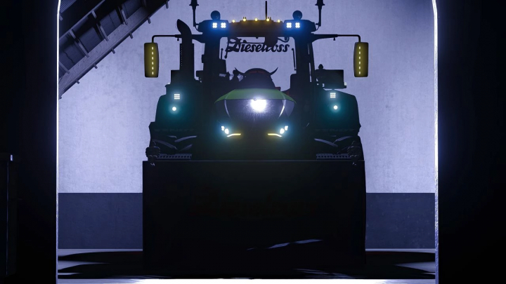 FS22 mod Fendt 1000 Vario tractor silhouetted in a dimly lit barn