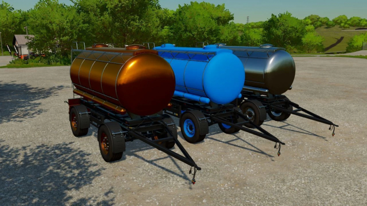 Drei Lizard Tanker v1.7.5.0 Mods in verschiedenen Farben für FS22 in ländlicher Umgebung.