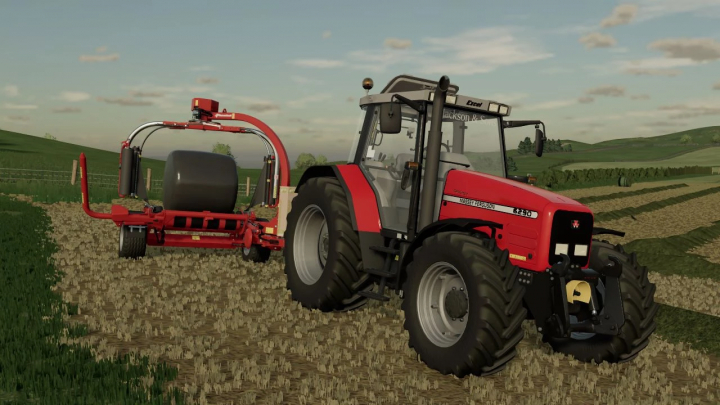 Massey Ferguson 62/64 BETA-Mod in FS22, ein roter Traktor mit Ballenwickler auf Ackerland.