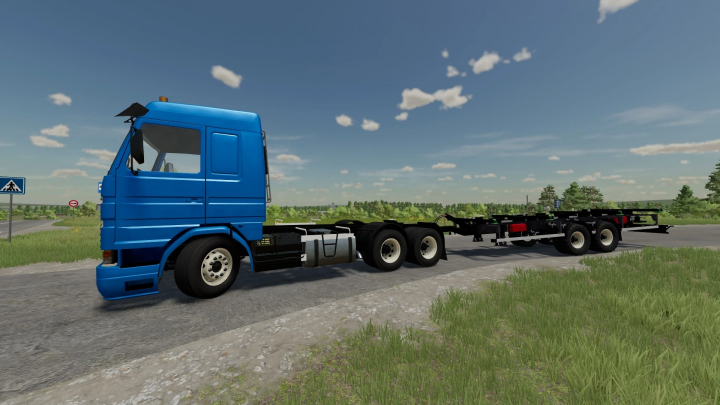 Scania 113H Flatform Truck-Mod in FS22, zeigt ein blaues Fahrerhaus mit einer verlängerten Ladefläche auf einer Landstraße.