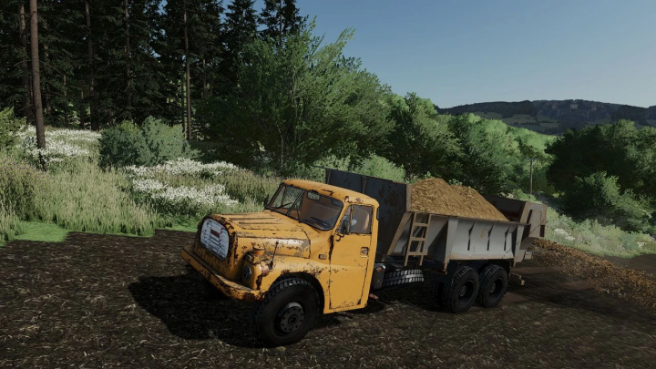 Mod Tatra 148 Agro dans FS22, garé sur un chemin de terre près d'une forêt dense.