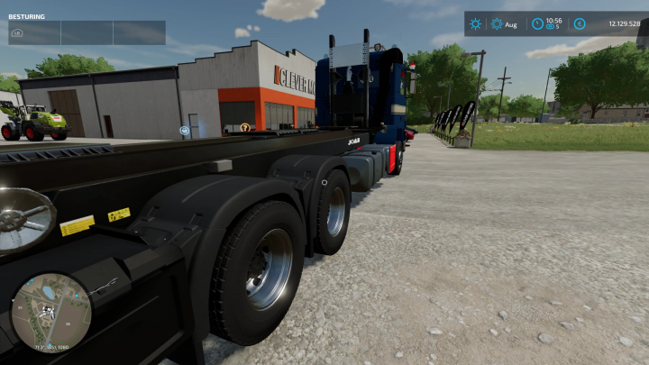 FS22-mod toont Volvo F12 en DTEC-chassis in een boerderijomgeving met realistische voertuigdetails.