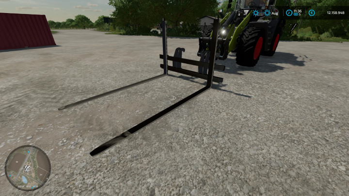 FS22 mod met een voorladerbevestiging van een tractor op grind in Farming Simulator 22.