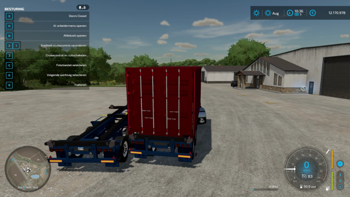 FS22-mod Volvo F12 met 20ft trailer en DTEC-chassis in een boerenerfsetting van Farming Simulator 22.