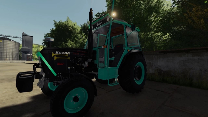 Zetor 62-7711 Turbo trekker mod in FS22, versie 1.1.0.0, getoond in een boerderijomgeving.