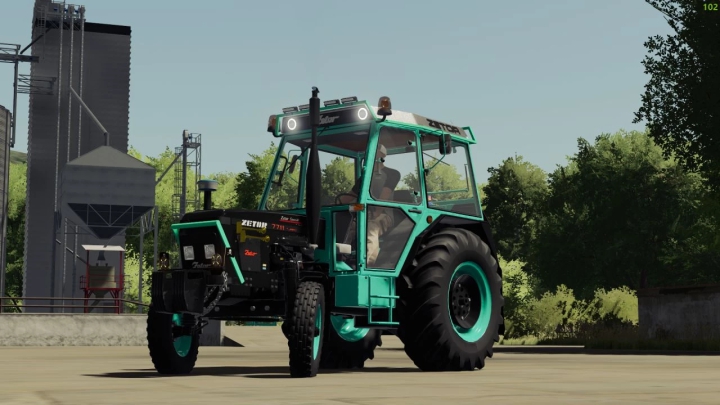 Zetor 62-7711 Turbo Edit-mod voor FS22 met turquoise accenten geparkeerd op een boerderij.