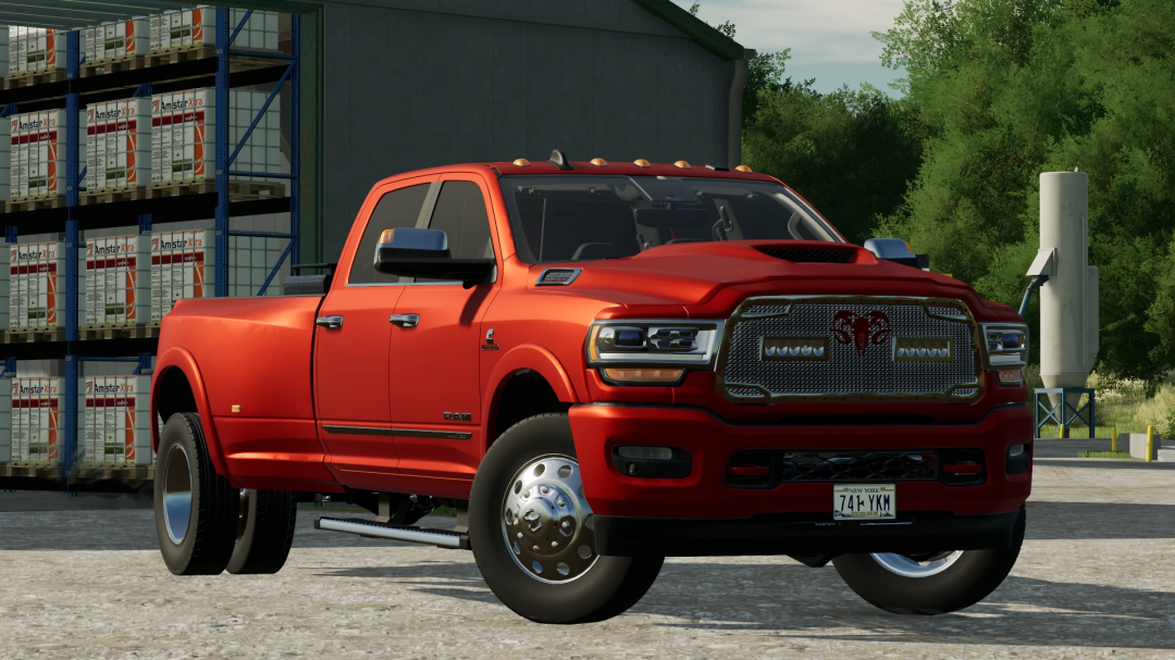 Mod 2022 Ram 3500 DRW Limited pour Farming Simulator 22, montrant un pick-up rouge vif près de racks de stockage.