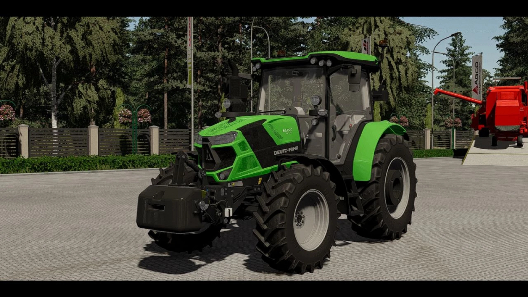 Mod ciągnika Deutz Fahr 6135C w FS22, prezentujący szczegółowy design na tle gospodarstwa.