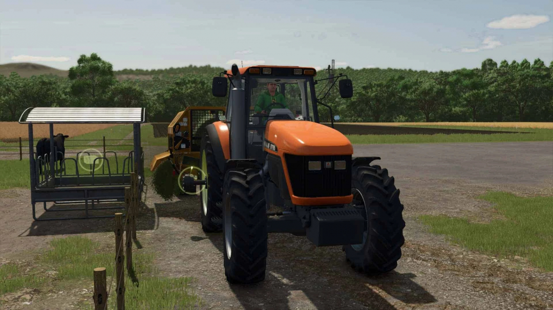 Mod FS25: Rozdrabniacz bel Elmers Ravage używany przez traktor przy zagrodzie dla krów w Farming Simulator 25.