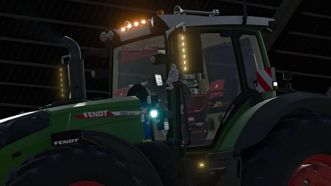 Mod de tractor Fendt 1050 Vario en Farming Simulator 22, destacando los detalles de la cabina y la iluminación exterior.