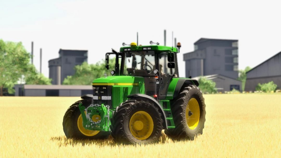 Trator John Deere 7010 apresentado nos mods FS22, em um campo com edifícios ao fundo.