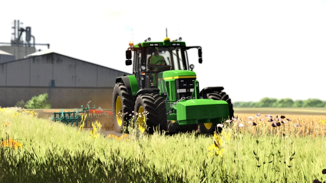 Mod John Deere 7010 no FS22, dirigindo por um campo com um celeiro ao fundo.