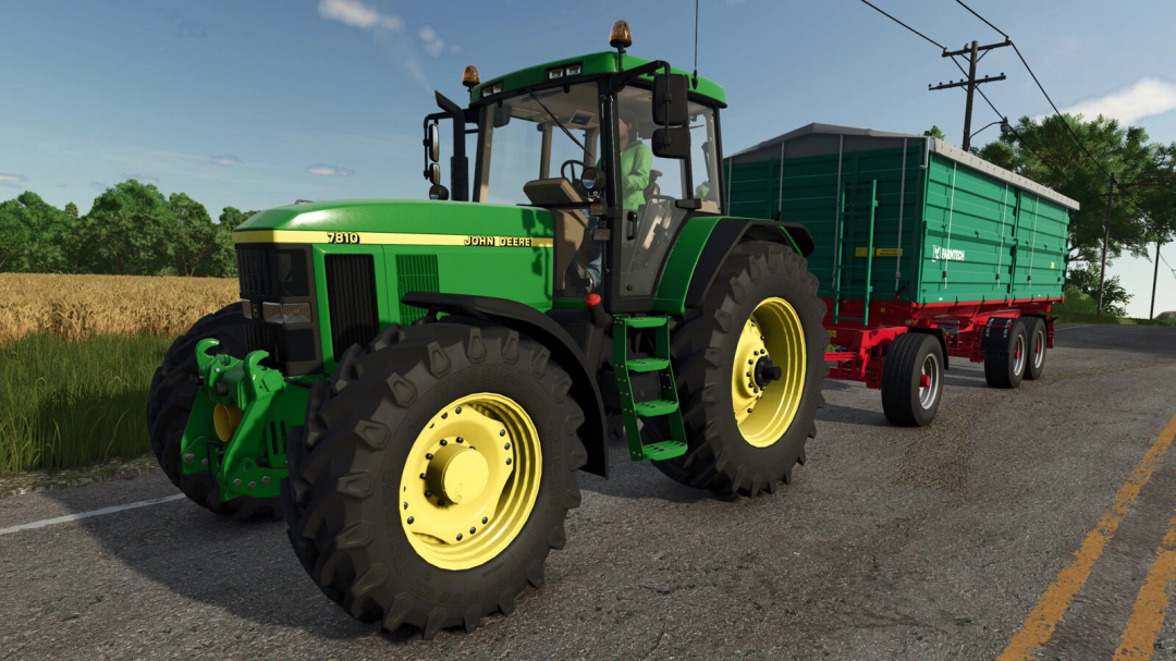 FS25-mod John Deere 7810 tractor trekt een aanhanger op een landelijke weg.