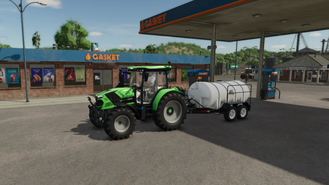 FS25 Mod Tanker Pack v1.0.0.0, ein grüner Traktor mit weißem Tankwagen an Tankstelle im Farming Simulator 25.