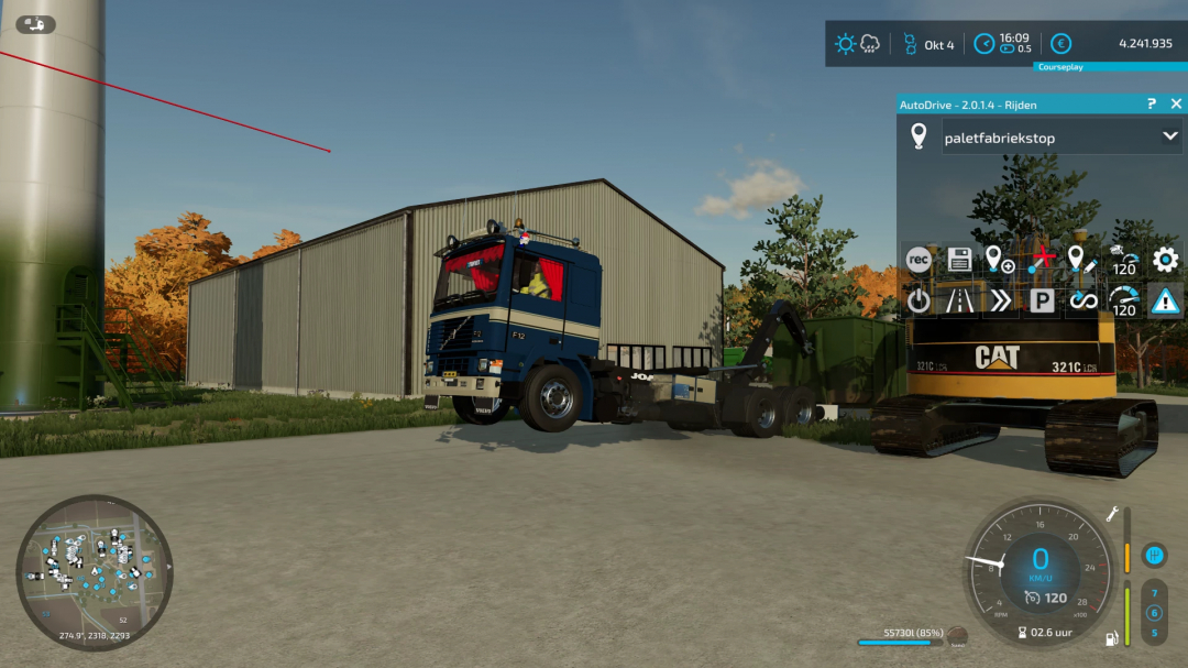 FS22 Mod Volvo F12 mit DTEC-Chassis und CAT-Bagger in der Nähe eines Gebäudes in Farming Simulator 22.