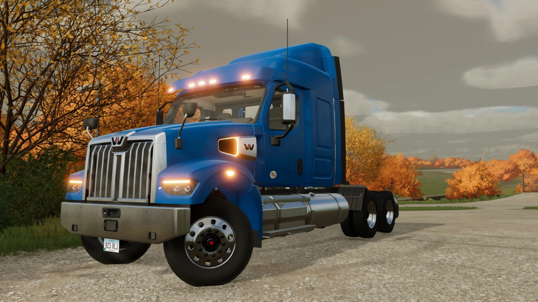 Mod WesternStar 49X v1.0.0.0 do FS22, z niebieską ciężarówką na malowniczej jesiennej trasie w Farming Simulator 22.