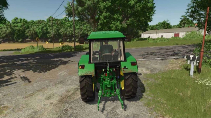 fs25-mods,  Achteraanzicht van een groene tractor op een weg met bomen in Farming Simulator 25, met de Auto Turn Signal Off mod.