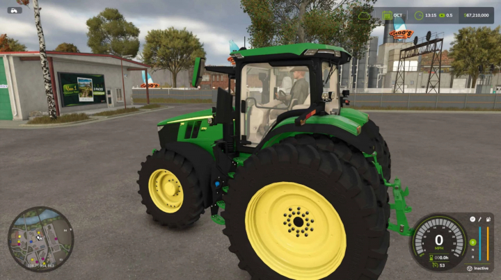 fs25-mods,  John Deere 7R Traktor v1.0.0.0 Mod in FS25, zeigt grünes und gelbes Design, geparkt bei Gebäuden.