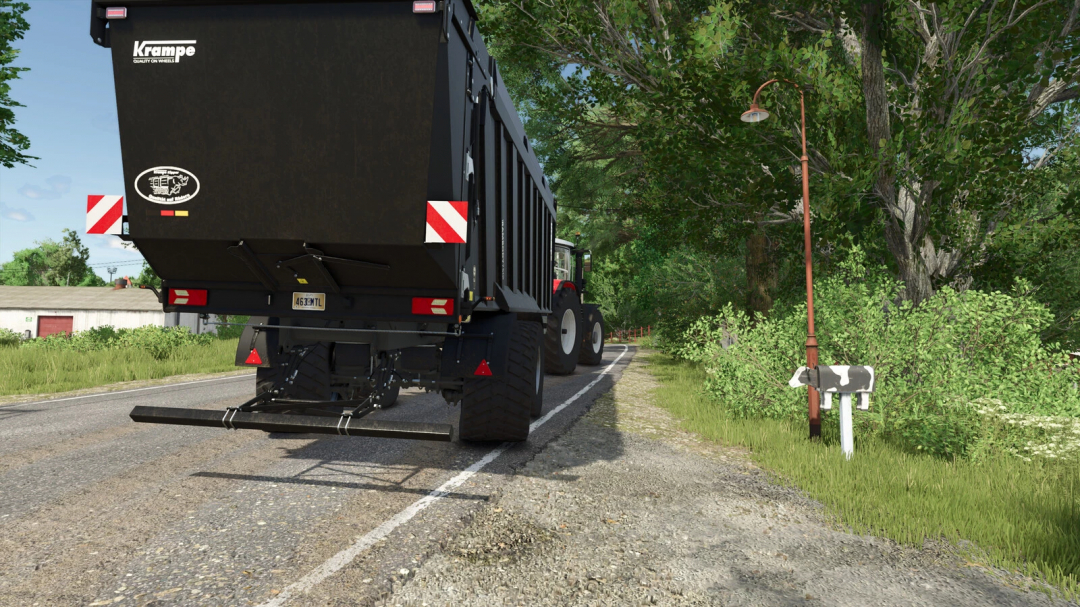 Mod de Farming Simulator 25 'Auto Turn Off For Turn Lights' com um reboque Krampe em uma estrada rural.