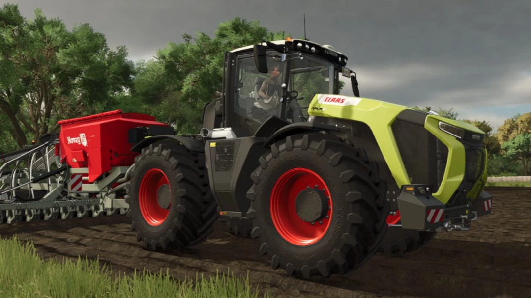 Claas Xerion 12 1000hp Traktormod in FS25 auf einem Bauernhof mit einem roten Norag Anhänger.