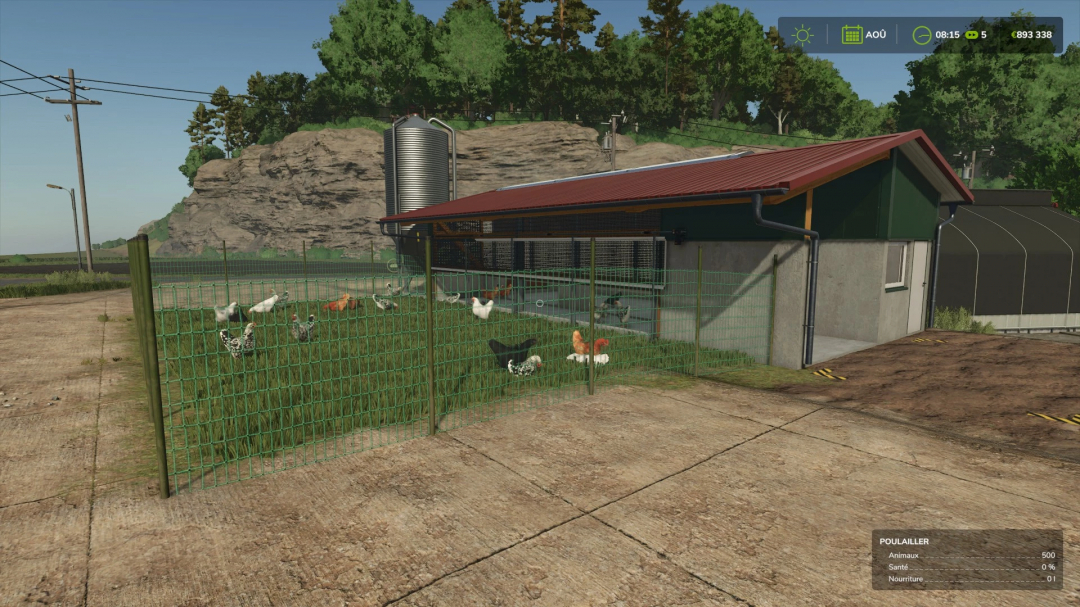 FS25 mod Enclos pour les poules v1.0.0.0 showing a chicken coop with a fenced area, chickens on green grass, and a barn with a red roof.