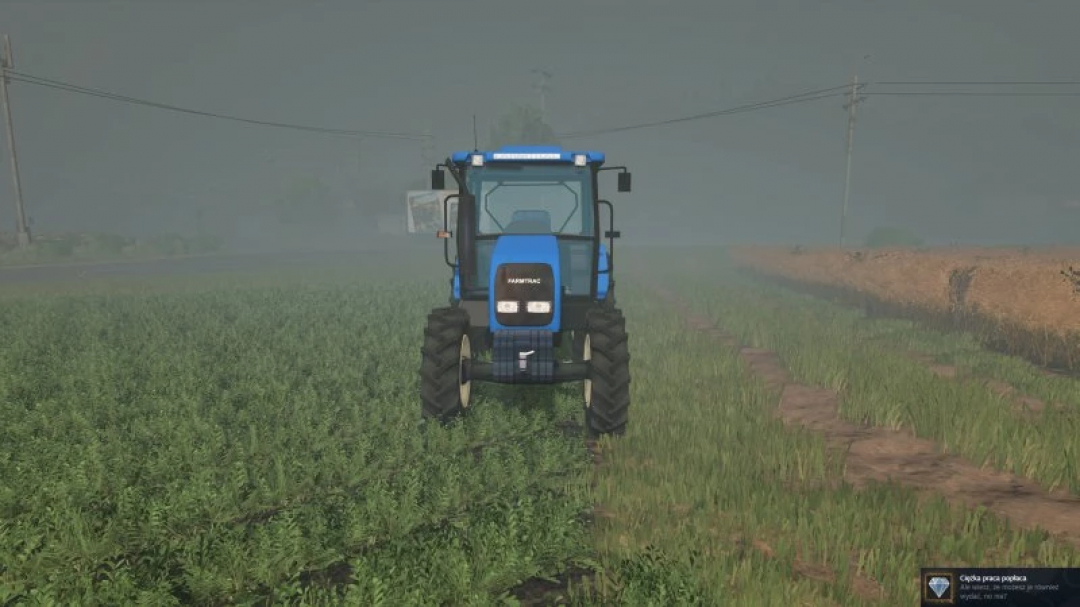 Mod FS25 Farmtrac 80 4wd tracteur sur un champ brumeux dans Farming Simulator 25.