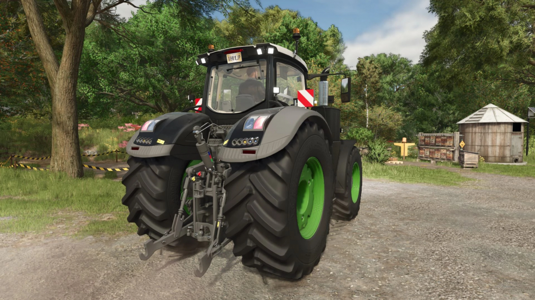 Fendt Vario 1000 przeprogramowany v1.0.0.0 mod w FS25, prezentujący ciągnik w szczegółowym wiejskim otoczeniu.