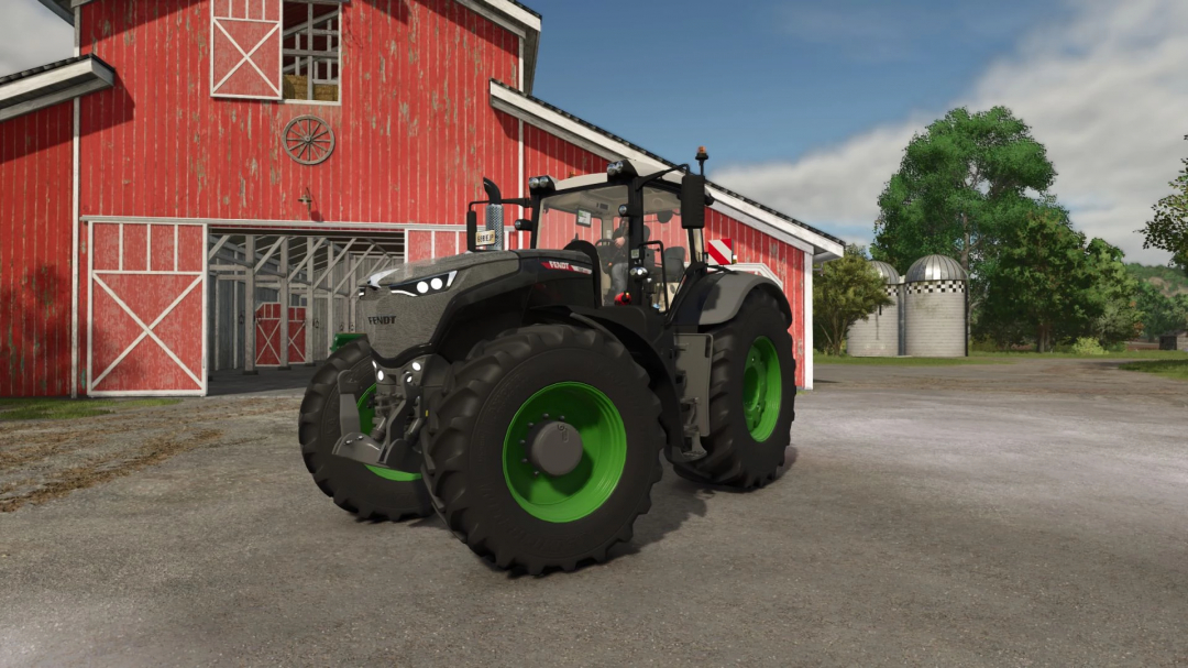 Mod traktora Fendt Vario 1000 w grze Farming Simulator 25, wersja 1.0.0.0, zaparkowany przy czerwonej stodole.