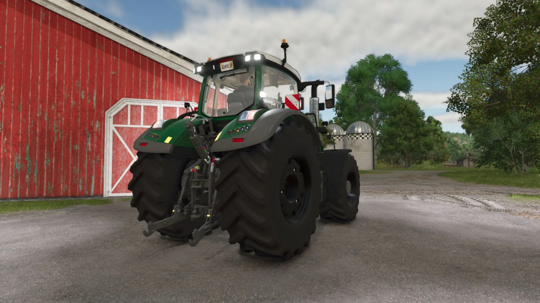 Mod traktora Fendt Vario 900 w Farming Simulator 25 obok czerwonej stodoły. Mody FS25 ulepszają doświadczenie rolnicze.