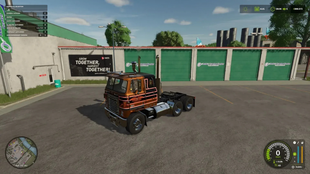 Camión International Transstar en mod FS25 estacionado frente a un garaje verde, mostrando mods de Farming Simulator 25.