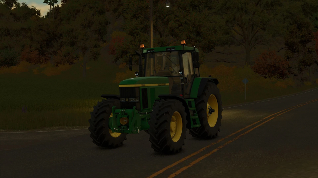 John Deere 7810 Edit v1.0.0.0 Mod für Farming Simulator 25, mit einem grünen Traktor auf einer Straße.