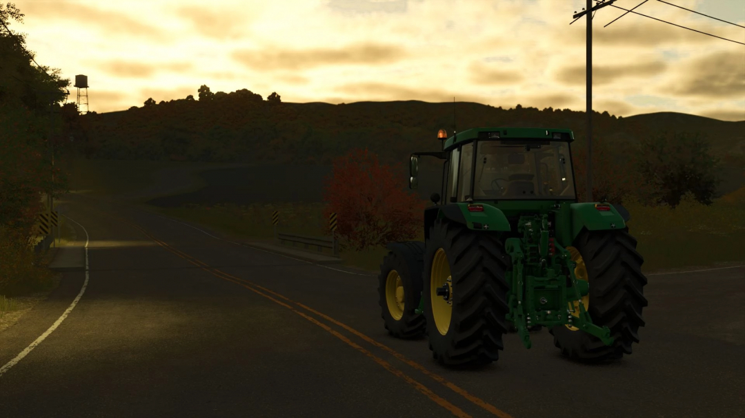 FS25-Mod John Deere 7810 Edit v1.0.0.0 auf einer malerischen Landstraße bei Sonnenuntergang.