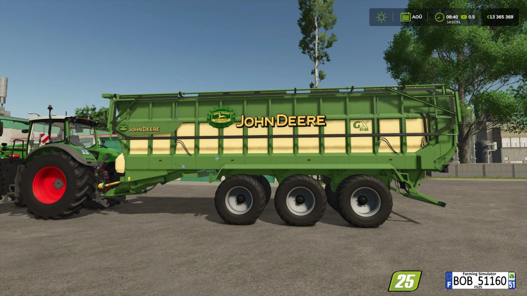 Mod FS25 przyczepa Krone GX520+ John Deere Edition w scenerii farmy.