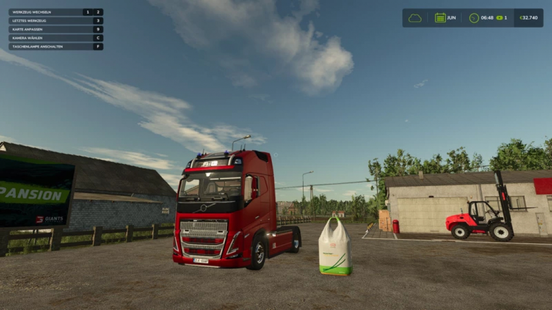 Camión de bomberos Volvo en el mod FS25 junto a un almacén, mostrando mods de Farming Simulator 25.