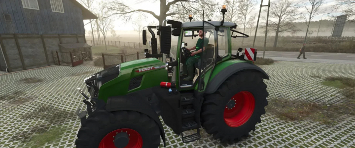 fs25-mods,  Trattore Fendt dai mod FS25 in Farming Simulator 25, con un paesaggio realistico con alberi e una strada.