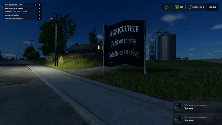 fs25-mods,  Mod FS25 GREVES DES AGRICULTEURS v1.0.0.0 affiche une bannière de protestation la nuit dans Farming Simulator 25.