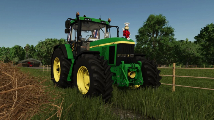 fs25-mods,  John Deere 7810 Traktormod in FS25 mit grün-gelbem Design, geparkt auf einem Bauernhof.