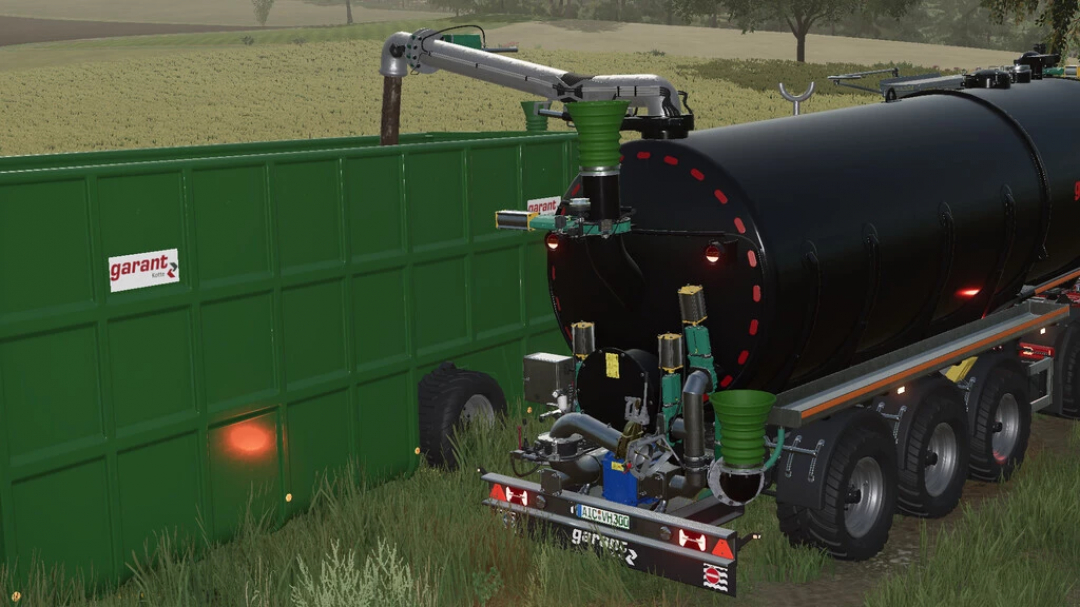 Mod FS22 Briri Street Master 30 rimorchio cisterna accanto a contenitore verde in Farming Simulator 22.