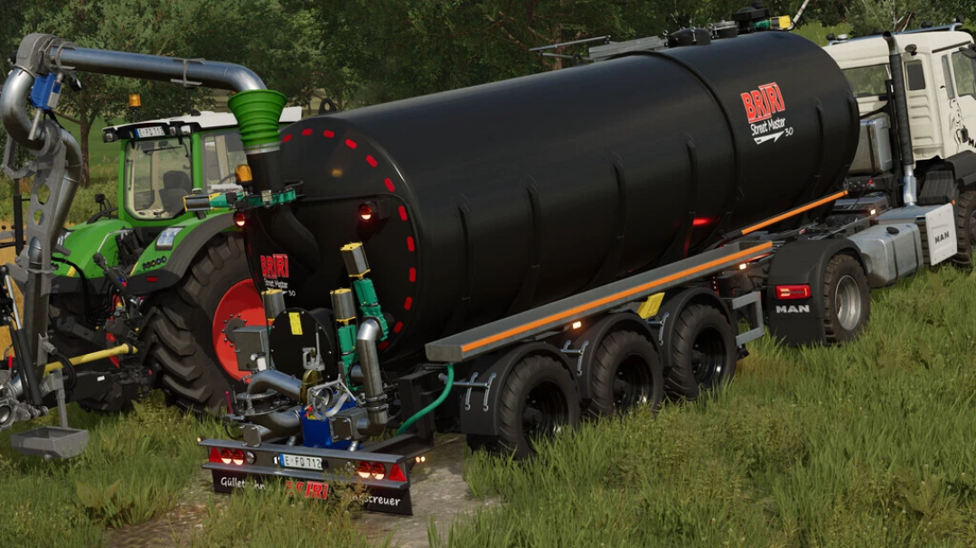 Mod FS22 Briri Street Master 30 rimorchio in Farming Simulator 22 che mostra una cisterna nera attaccata a un trattore.