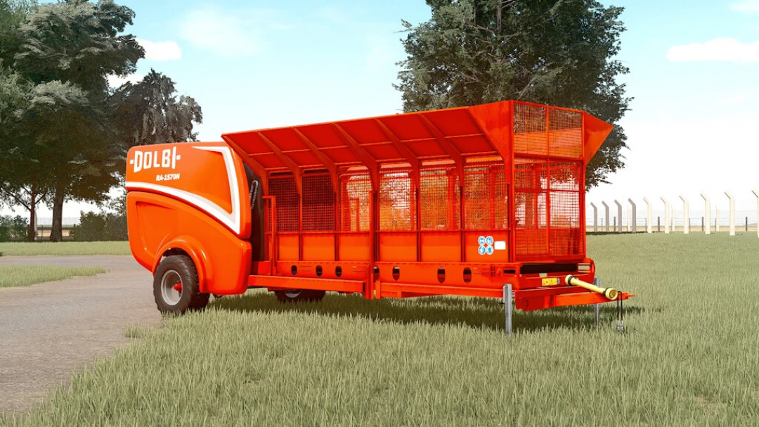 Mod Dolbi RA1570 per FS22, un miscelatore di mangime rosso brillante su terreno erboso in Farming Simulator 22. Ideale per migliorare il gameplay agricolo.