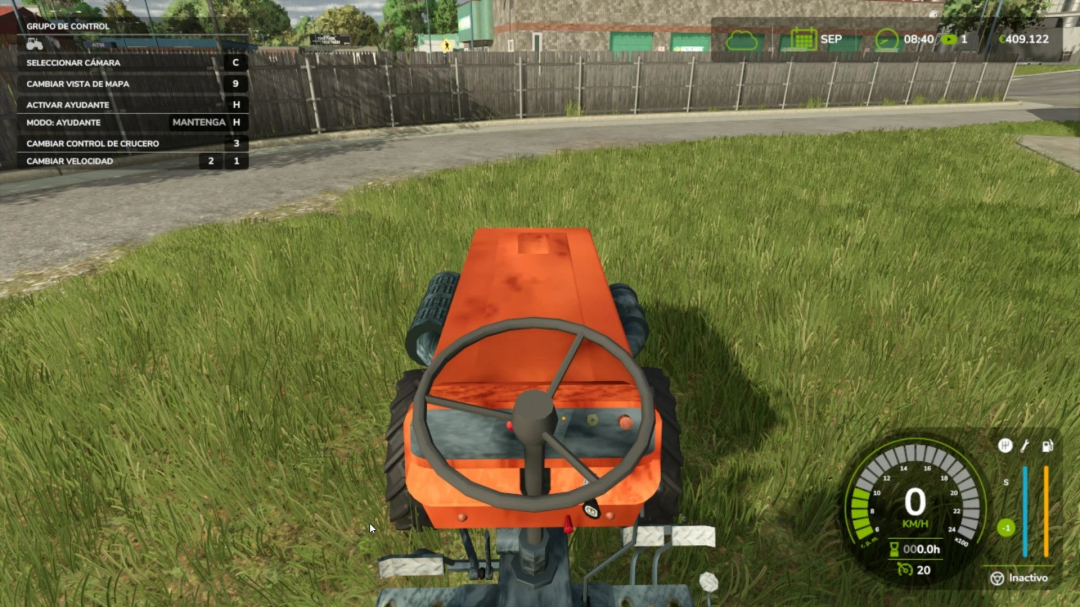 Mod de tractor Kubota B7001 en FS25, vista desde el asiento del conductor en un campo de césped.