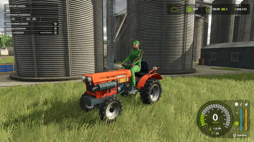 Tractor Kubota B7001 mod en FS25, cerca de silos en Farming Simulator 25.