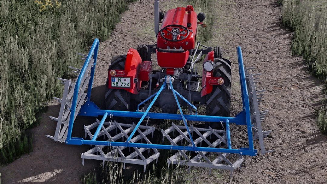 Mod FS22 Lizard Bolt 4M przymocowany do czerwonego traktora na polnej drodze w Farming Simulator 22.