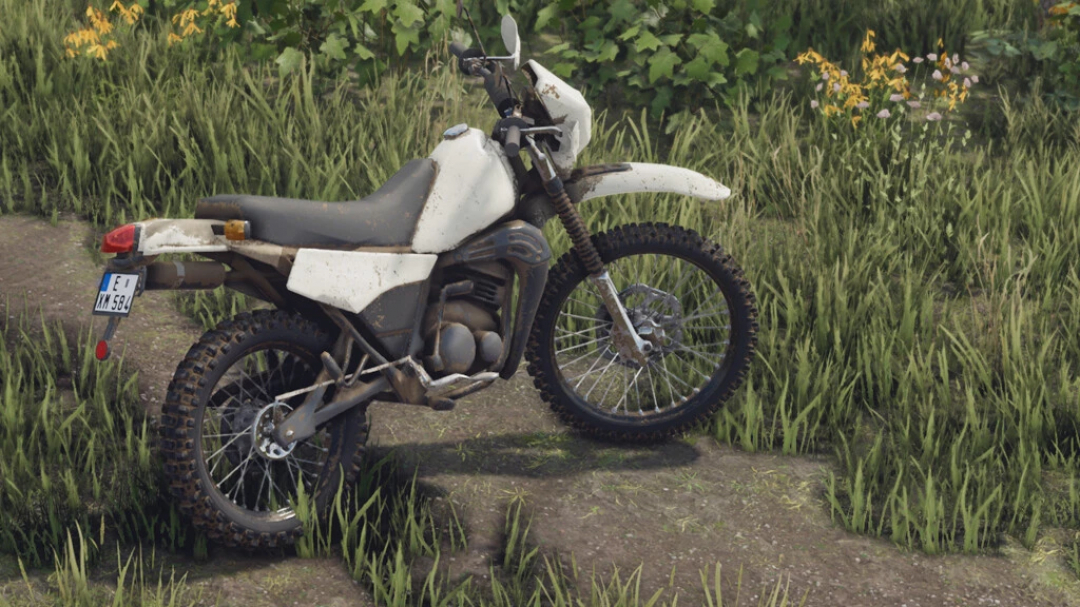 Mod de moto Lizard DT 125 do FS22 em campo gramado.